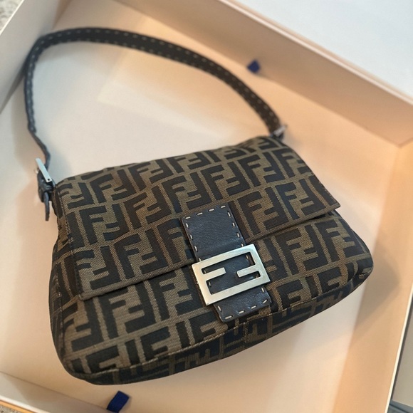 Fendi Mamma BAGUETTE MONOGRAM NYLON BAG - Picture 5 of 17